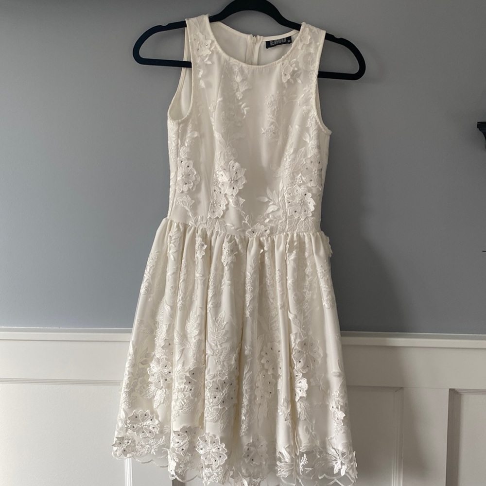WHITE FLOWER DETAIL DRESS